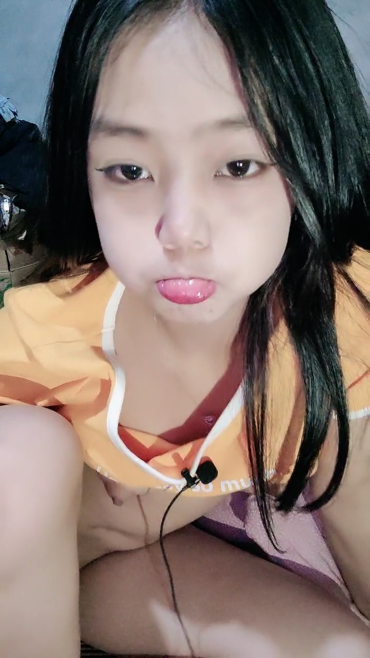 极品萝莉小妹新人下海全程露脸直播，性感好身材高颜值，逼逼和奶子都很嫩，逼毛都没长齐道具抽插呻吟可射